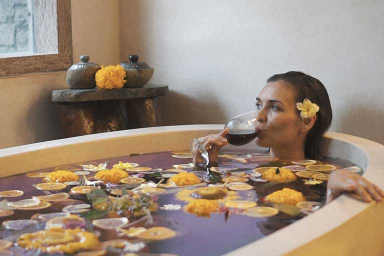 Talent memeragakan adegan mandi sambil menikmati suguhan minuman untuk pembuatan Video Villa Hotel Bali. Foto: Memora Productions.